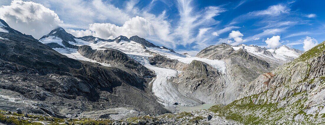Valley head of valley Obersulzbachtal in the NP Hohe Tauern  Peaks Mt  Grosser Geiger, Mt  Maurerkeeskopf and Mt  Schlieferspitz with the glacial lake Obersulzbachsee, which was formed only recently due to the retreating glaciers  The National Park Hohe T