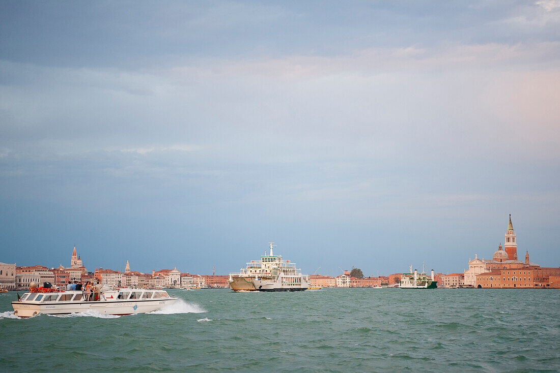 Boote und Schiffe auf den Wasserstrassen von Venedig, Venedig, Adria, Lagune, Italien, Europa