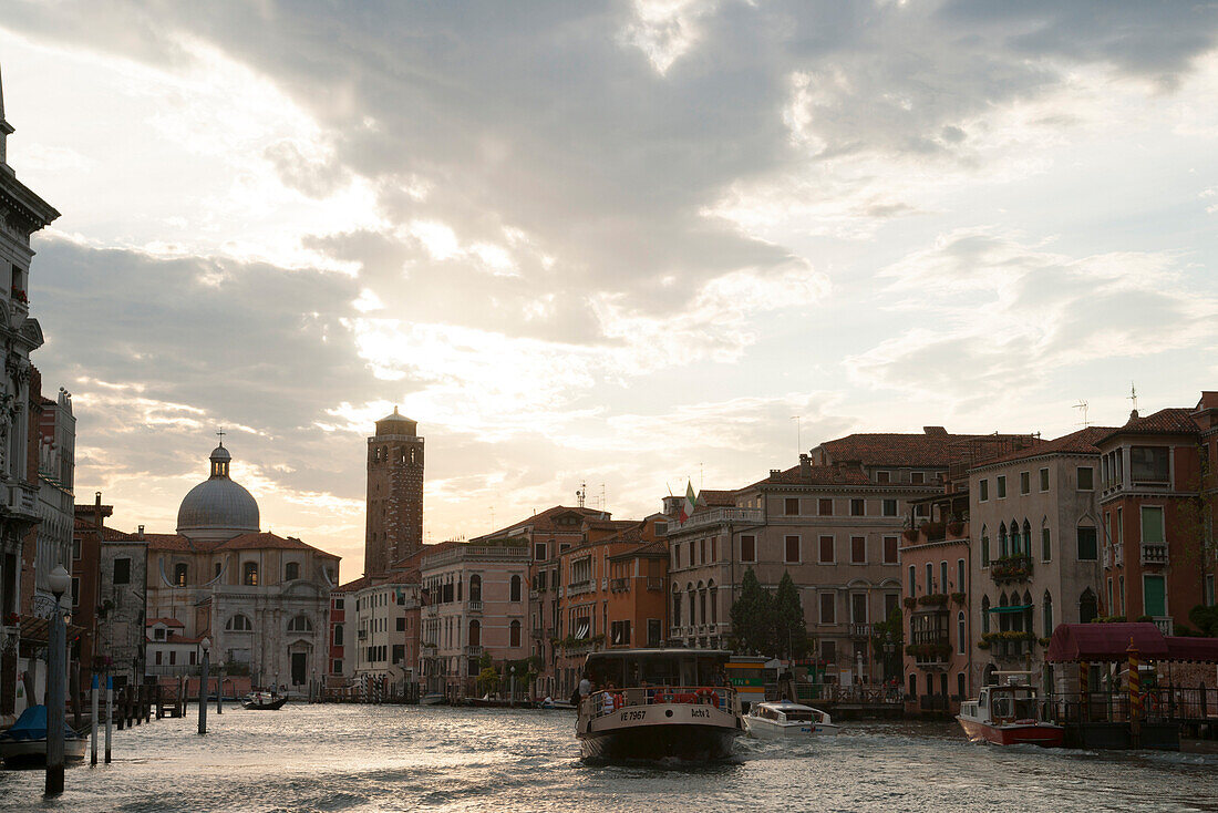 Boot auf dem Canale Grande, Venedig, Adria, Lagune, Italien, Europa