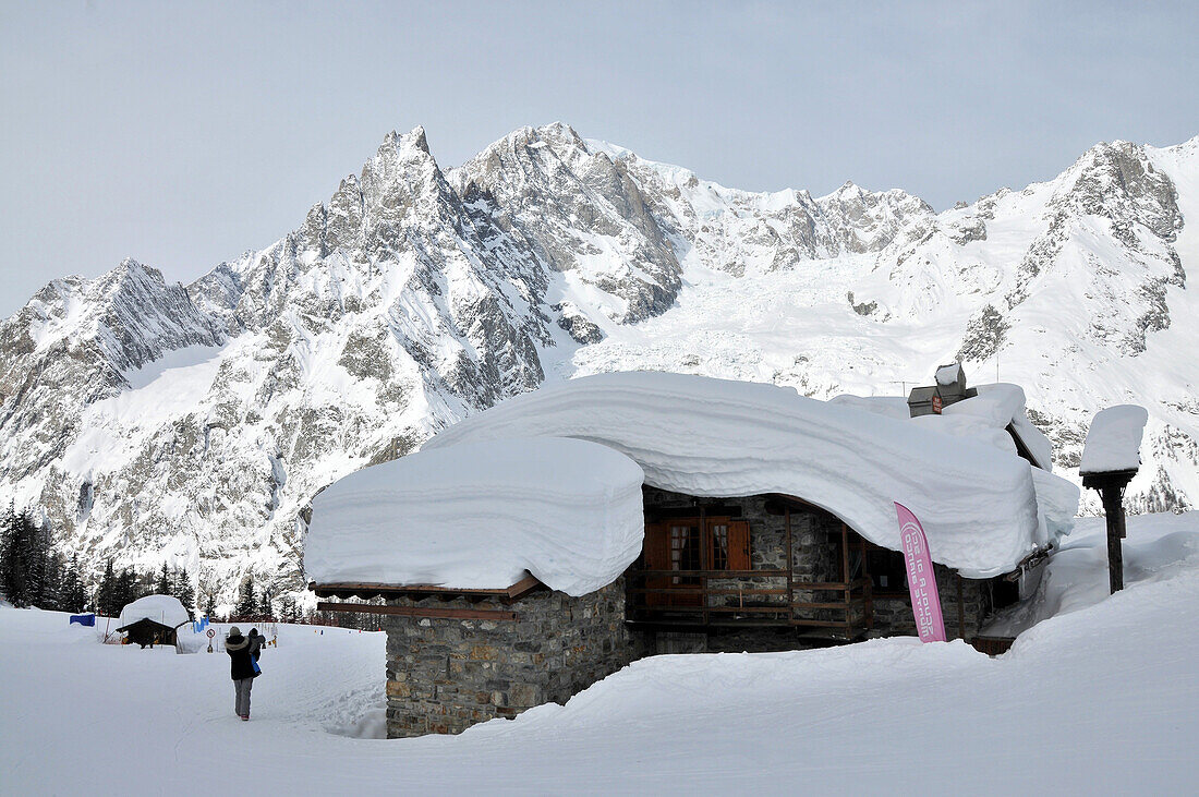 Im Skigebiet über Courmayeur im Aostatal mit Mont Blanc, Nord-Italien, Italien