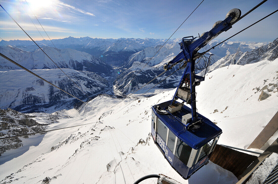 auf dem Col Helbronner unter dem Mont Blanc mit Aostatal, Nord-Italien