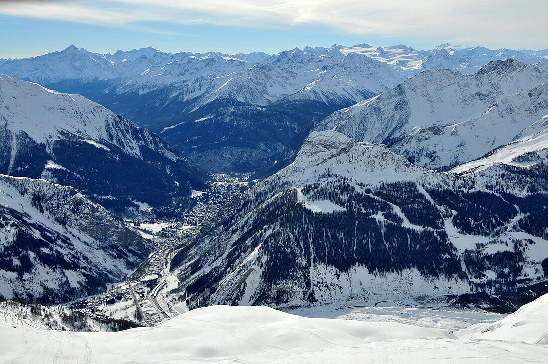 unter dem Mont Blanc, Blick auf Courmayeur, Aostatal, Nord-Italien, Italien