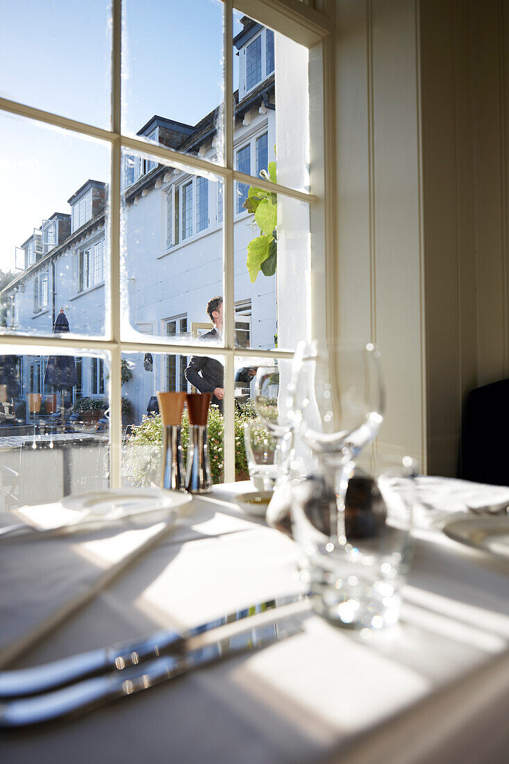 Tisch mit Blick auf die Terasse, Restaurant, Hotel Tresanton, St. Mawes, Cornwall, Großbritannien