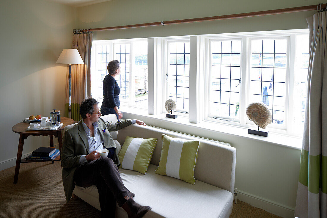 Gäste beim Tee in einem der Doppelzimmer im Hotel Tresanton, St. Mawes, Cornwall, Großbritannien