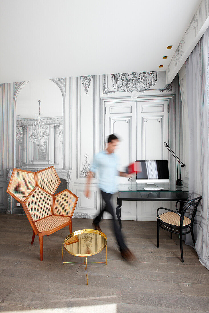 Mann durchquert Hotelsuite, Hotel La Maison Champs-Elysees, Paris, Frankreich