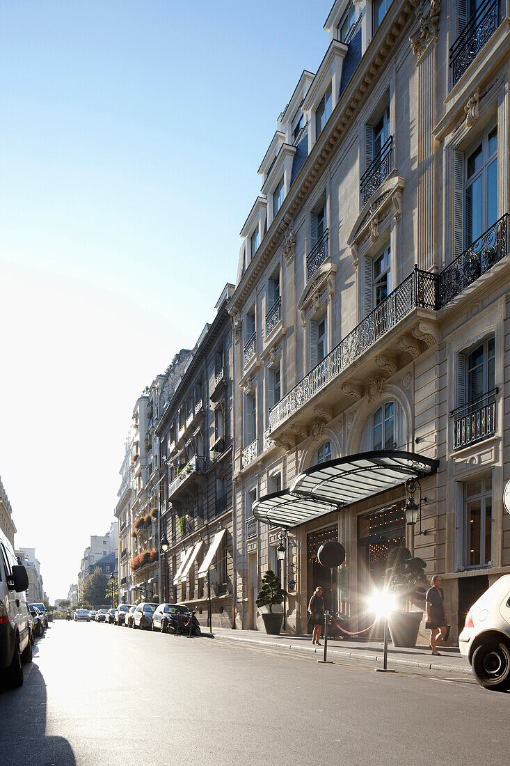 Außenansicht mit Haupteingang, Hotel La Maison Champs-Elysees, Design Martin Margiela, Paris, Frankreich