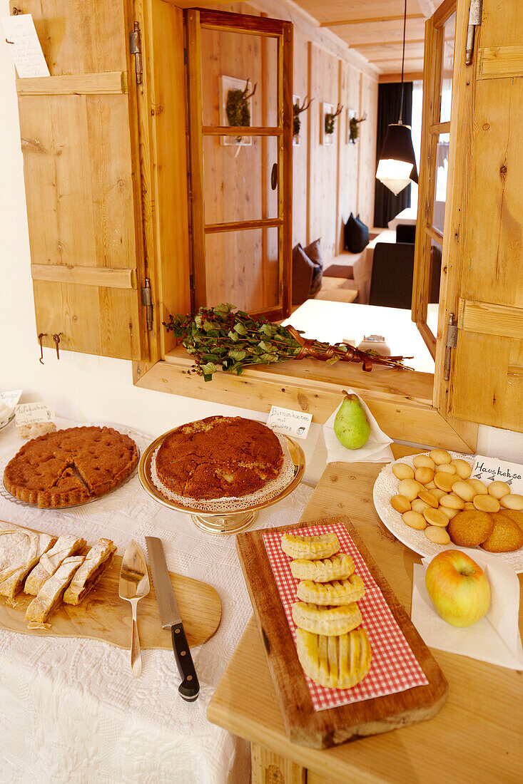 Frühstücksbuffet mit Kuchen und Apfelstrudel im Lagacio Hotel Mountain Residence, S. Cassiano, Alta Badia, Italien