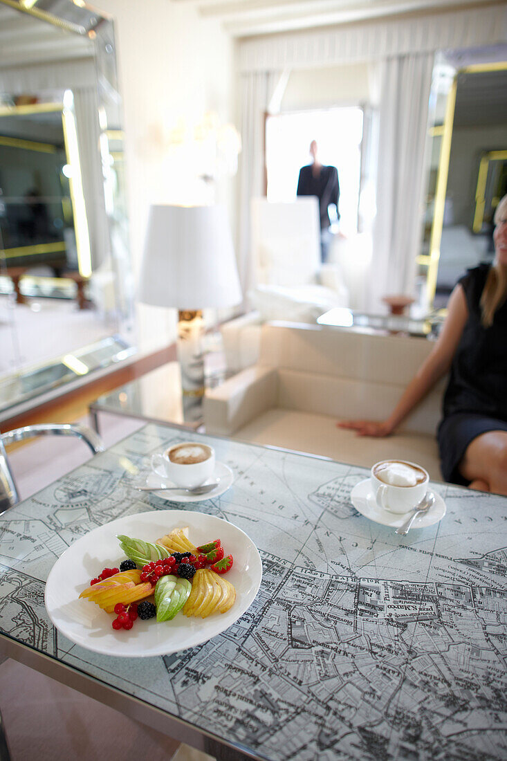 Zwei Tassen Kaffee und Obstsalat auf einem Tisch in einer Suite, Hotel Palazzina Grassi, Venedig, Venetien, Italien