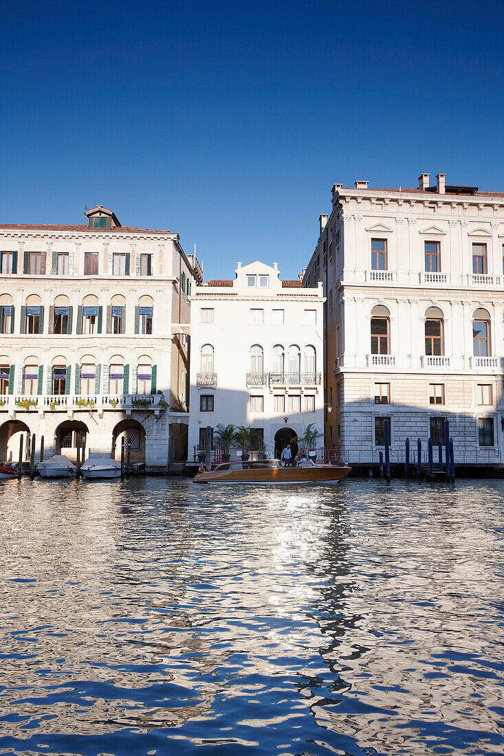 Blick vom Canal Grande auf den Palast Palazzo Grassi und Palazzina Grassi Hotel, Design Philippe Starck, Sestriere San Marco 3247, Venedig, Italien