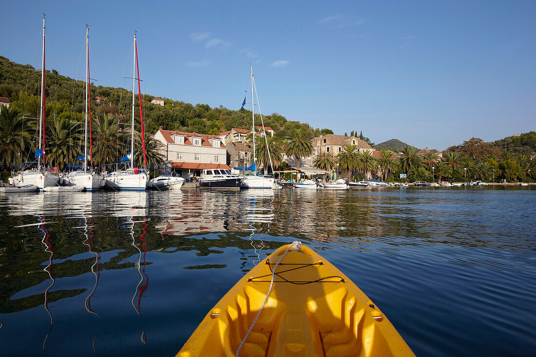 Blick vom Paddelboot auf die Bucht mit Segelbooten und das Hotel Sipan, Sipanska Luka, Insel Sipan, Elaphiten-Archipel, nordwestlich Dubrovnik, Kroatien