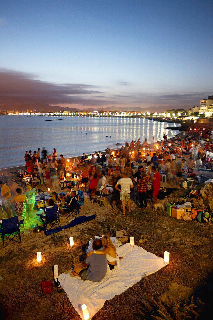 Palma Bucht, Strand Es Penyo am St. Johannes Fest, Sonnentanz in der Nacht zum 24.6., Ciutat Jardi, Palma de Mallorca, Mallorca, Balearen, Spanien