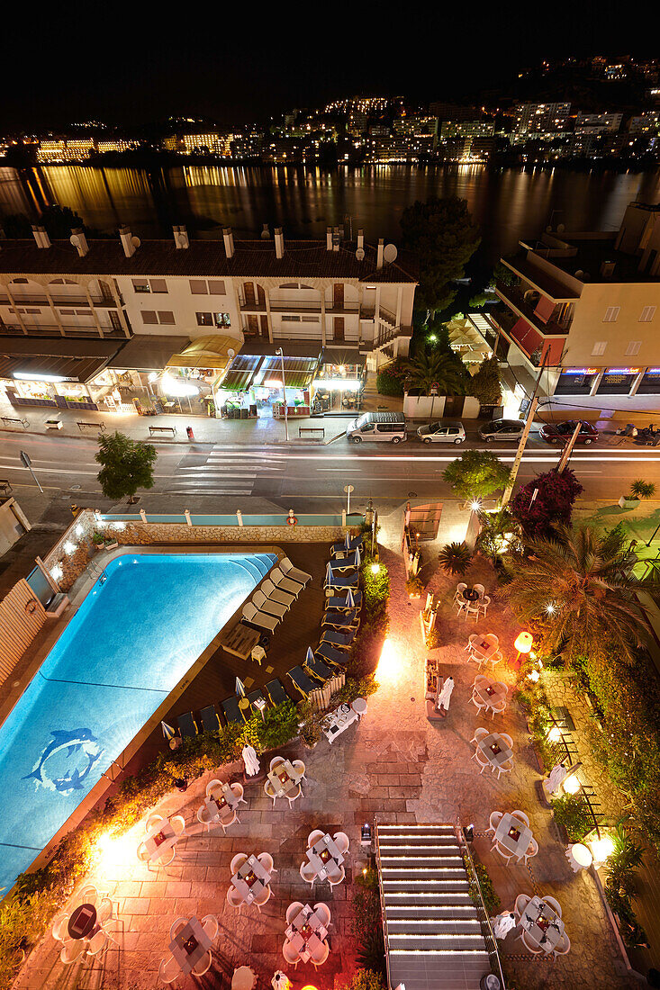 Aufsicht von oben auf das abendliche Energia Cocktail Bar and Lounge mit Pool, Playas del Rey Boutique Hotel, Santa Ponsa, Mallorca, Spanien, Mallorca, Balearen, Spanien