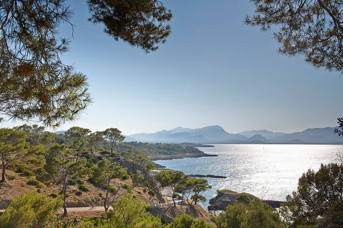 Küstenstraße führt zur Kapelle S'Illot, Blick auf kleinen Strand Playa S'Illot, Halbinsel bei Alcudia, Bucht von Pollenca, Mallorca, Balearen, Spanien