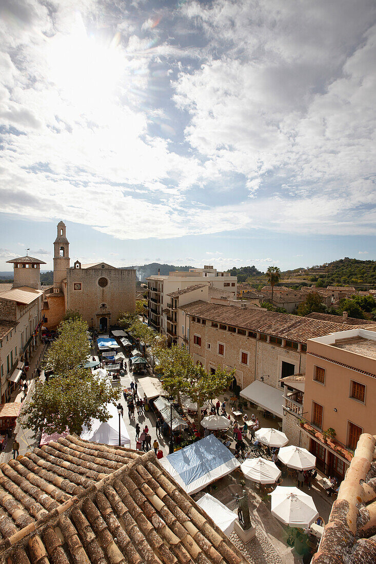 Placa, market square of Alaro with Sant Bartomeu church, saturday market, Alaro, Mallorca, Balearic Islands, Spain