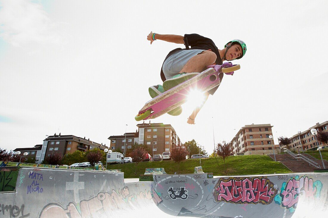 Jugendlicher mit City-Scooter im Skatepark, Leioa, Bizkaia, Baskenland, Spanien