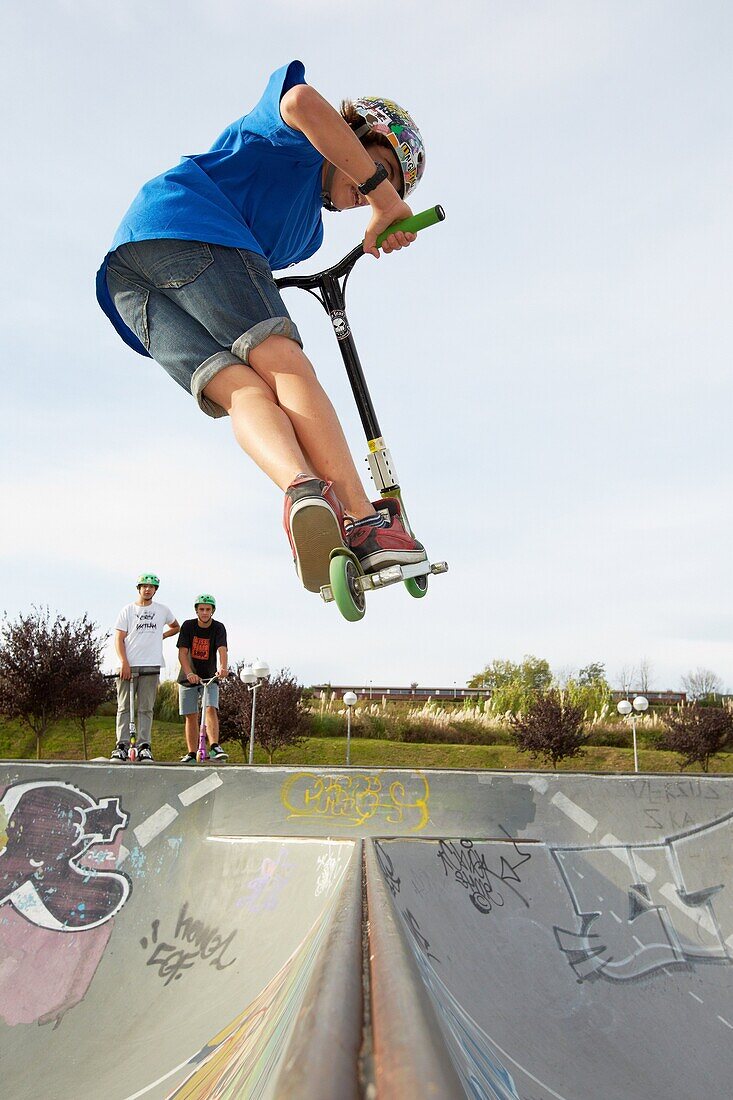 Jugendlicher mit City-Scooter im Skatepark, Leioa, Bizkaia, Baskenland, Spanien