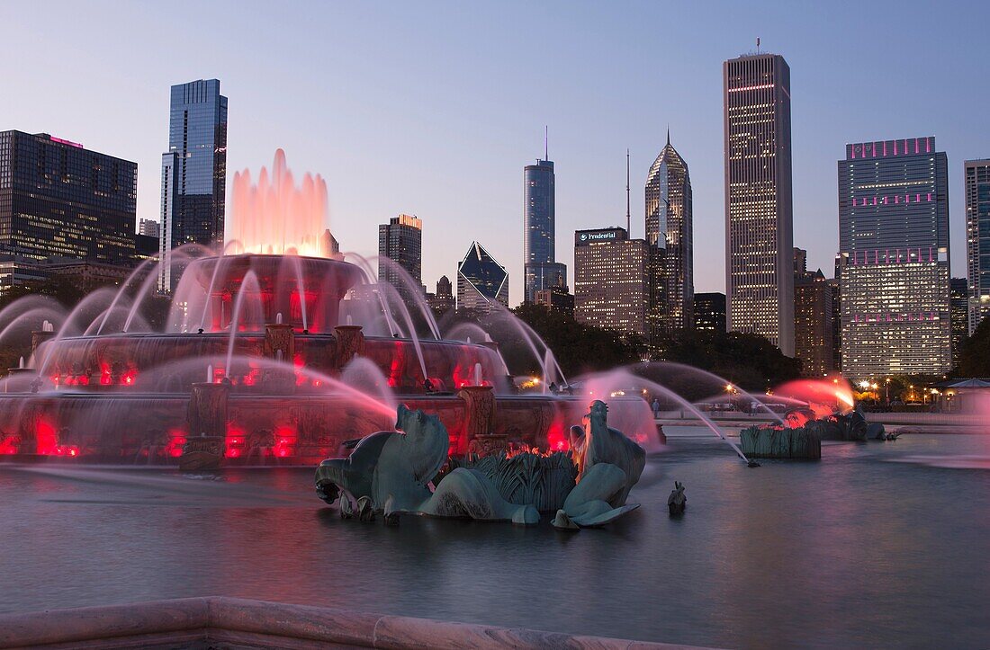 BUCKINGHAM FOUNTAIN GRANT PARK DOWNTOWN CHICAGO ILLINOIS USA