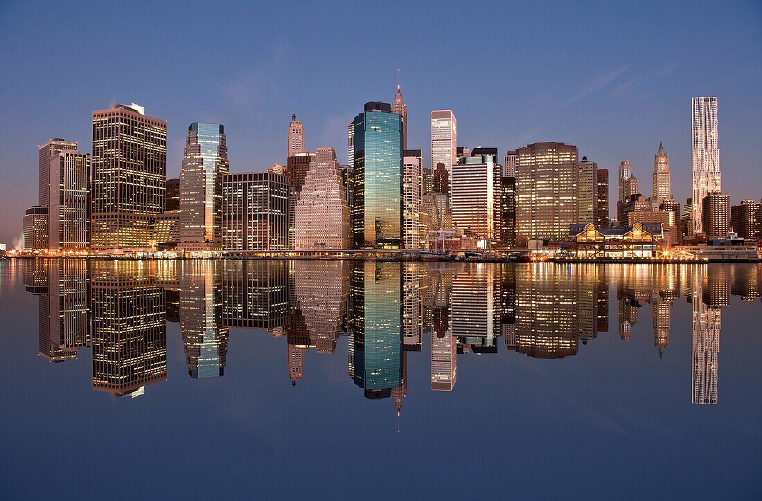 DOWNTOWN SKYLINE EAST RIVER MANHATTAN NEW YORK CITY USA