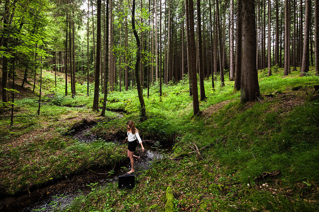 Junge Frau im Business Kostüm im Wald, Bayern, Deutschland