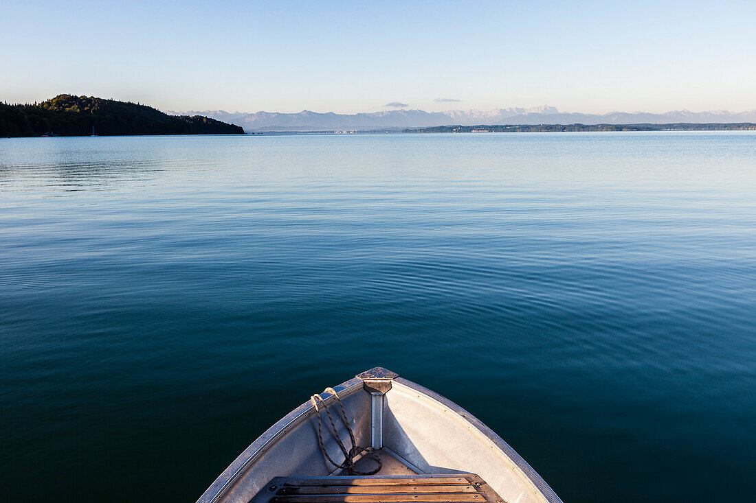 Rowboat on lake Starnberg, panorama of the Alps with Zugspitze in background, Unterallmannshausen, Berg, Bavaria, Germany