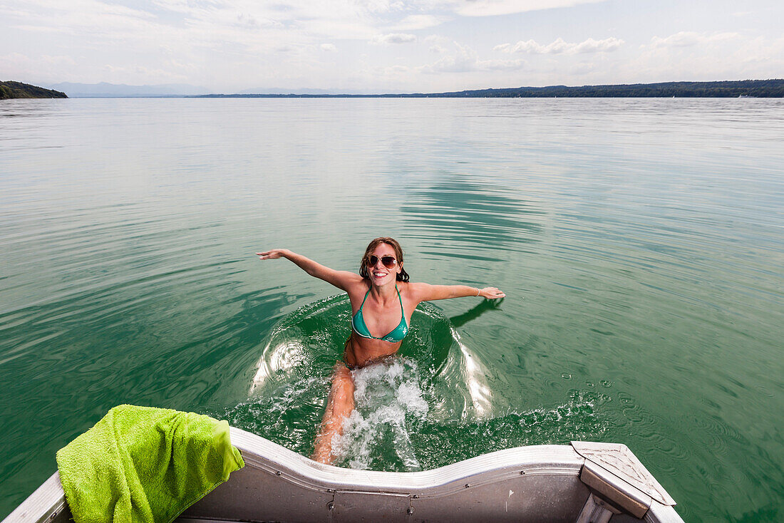 Junge Frau badet im Starnberger See, Bayern, Deutschland