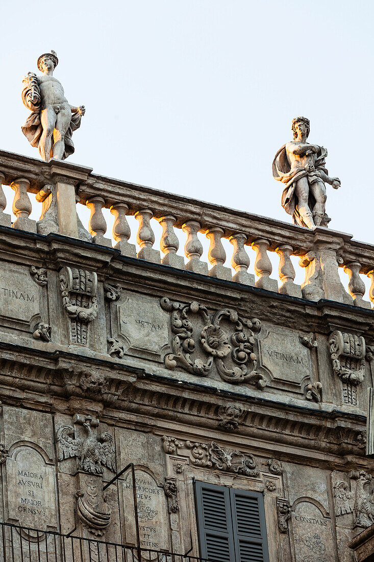 Ausschnitt einer Hausfassade mit Statuen im Abendlicht, Piazza delle Erbe, Verona, Venetien, Italien