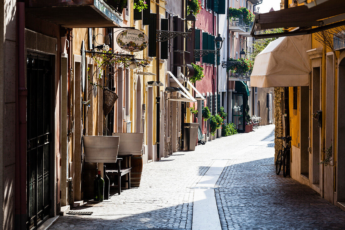 Gasse im historischen Zentrum, Bardolino, Venetien, Italien