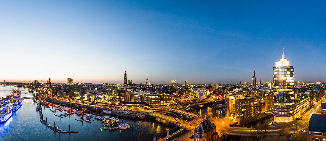 View in the twilight to Hamburg, Elbe and Am Baumwall, seen from the Kehr Wieder Spitze, Hamburg, Germany