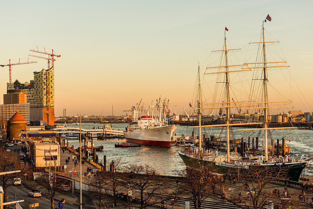 Hamburger Hafen bei den Landungsbrücken im Sonnenuntergang, Hamburg, Deutschland