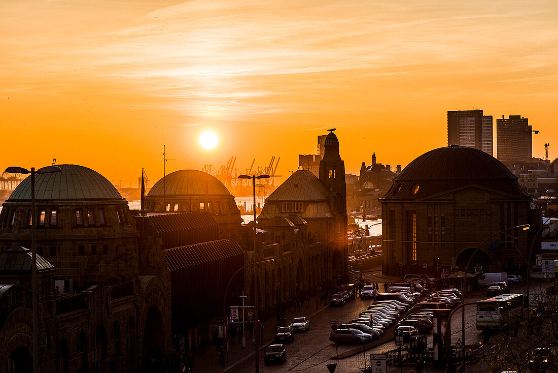 Sonnenuntergang über dem alten Elbtunnel und den Landungsbrücken am Hafen, Hamburg, Deutschland
