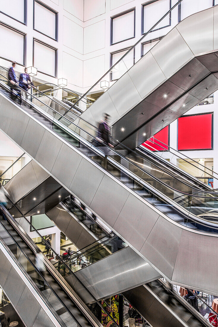 Menschen in Bewegung auf einer Rolltreppe, Messegelände Berlin, Charlottenburg-Wilmersdorf, Deutschland