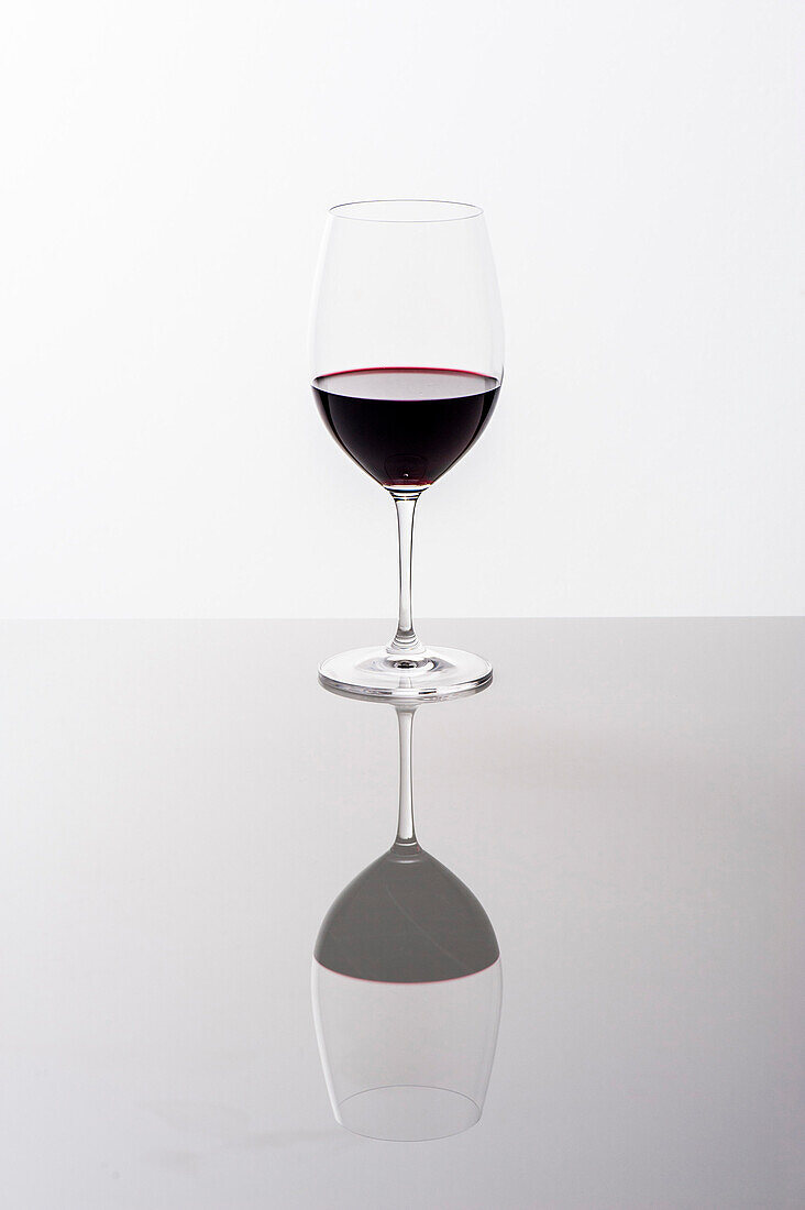 Ein Glas Rotwein mit Spiegelung, Rotweinglas, Hamburg, Norddeutschland, Deutschland