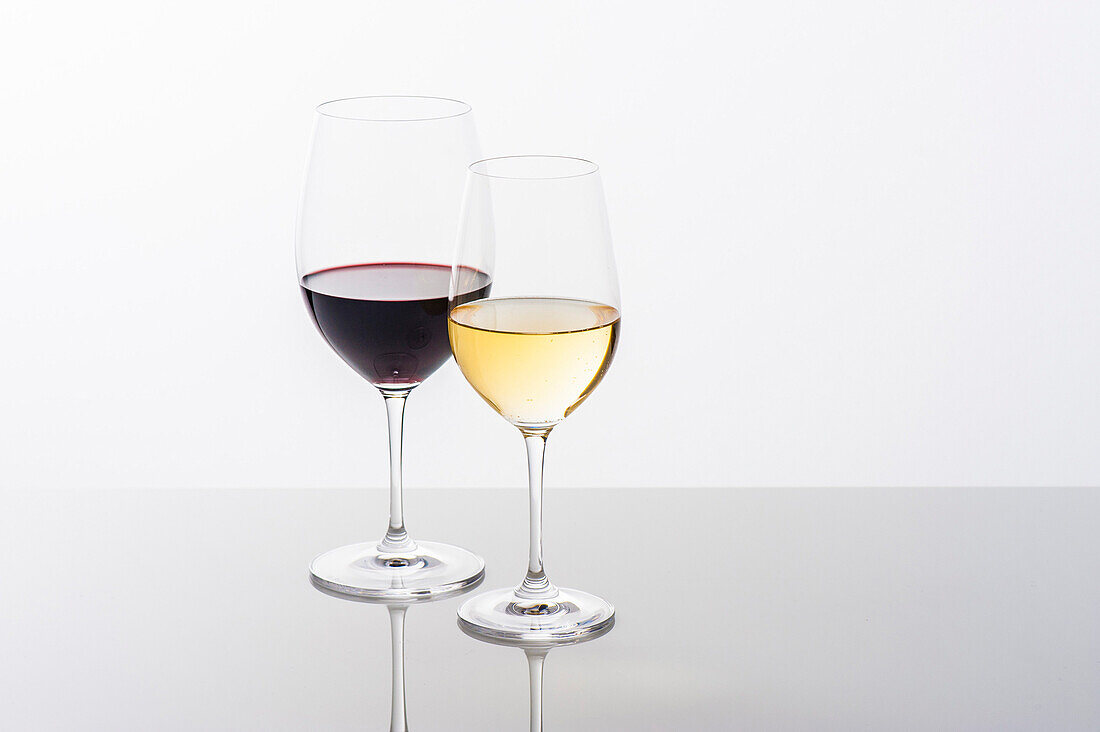 A glass of red wine and a glass of white wine, Hamburg, Northern Germany, Germany