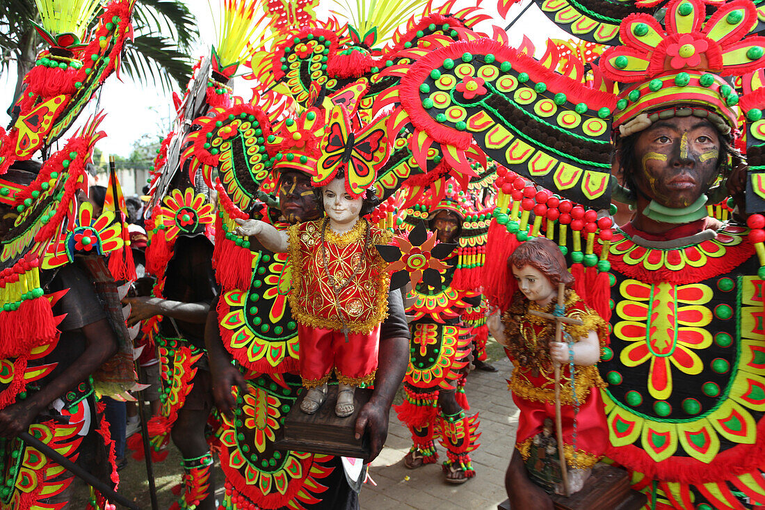 Leute mit schwarzer Körperbemahlung und bunter Jesus Statue, Ati Atihan Festival, Kalibo, Aklan, Visaya, Insel Panay, Philippinen