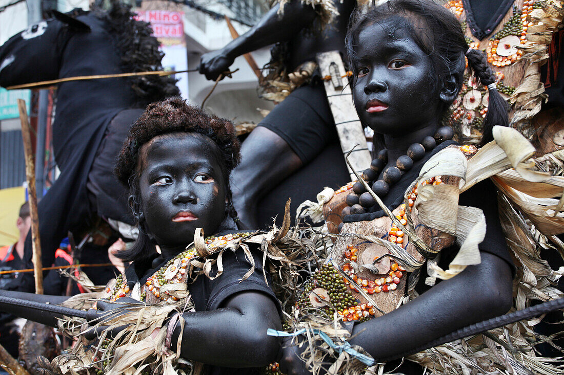 Zwei Mädchne mit schwarzer Körperbemahlung, Ati Atihan Festival, Kalibo, Aklan, Visaya, Insel Panay, Philippinen