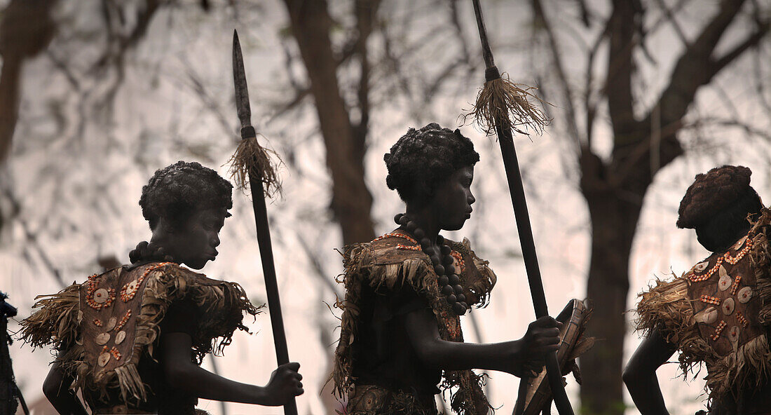 Silhouetten von den drei Kindern mit schwarzer Körperbemahlung, Ati Atihan Festival, Kalibo, Aklan, Visaya, Insel Panay, Philippinen