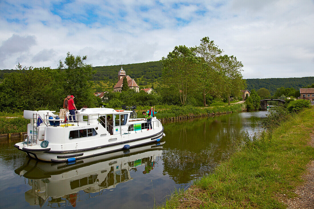 Hausboot auf dem Wasserweg Doubs-Rhein-Rhone-Kanal, Deluz, Doubs, Region Franche-Comte, Frankreich, Europa