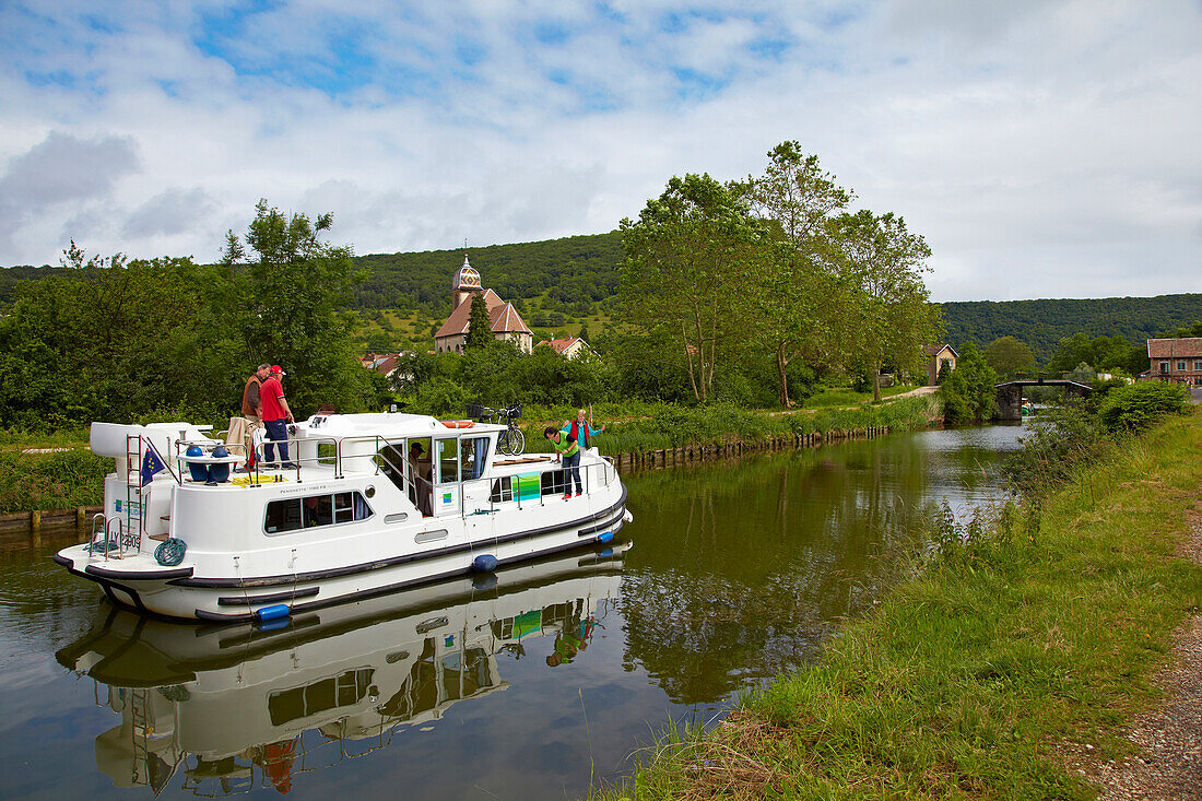 Houseboat in the Doubs-Rhine-Rhone-channel at Deluz, Doubs, Region Franche-Comte, France, Europe