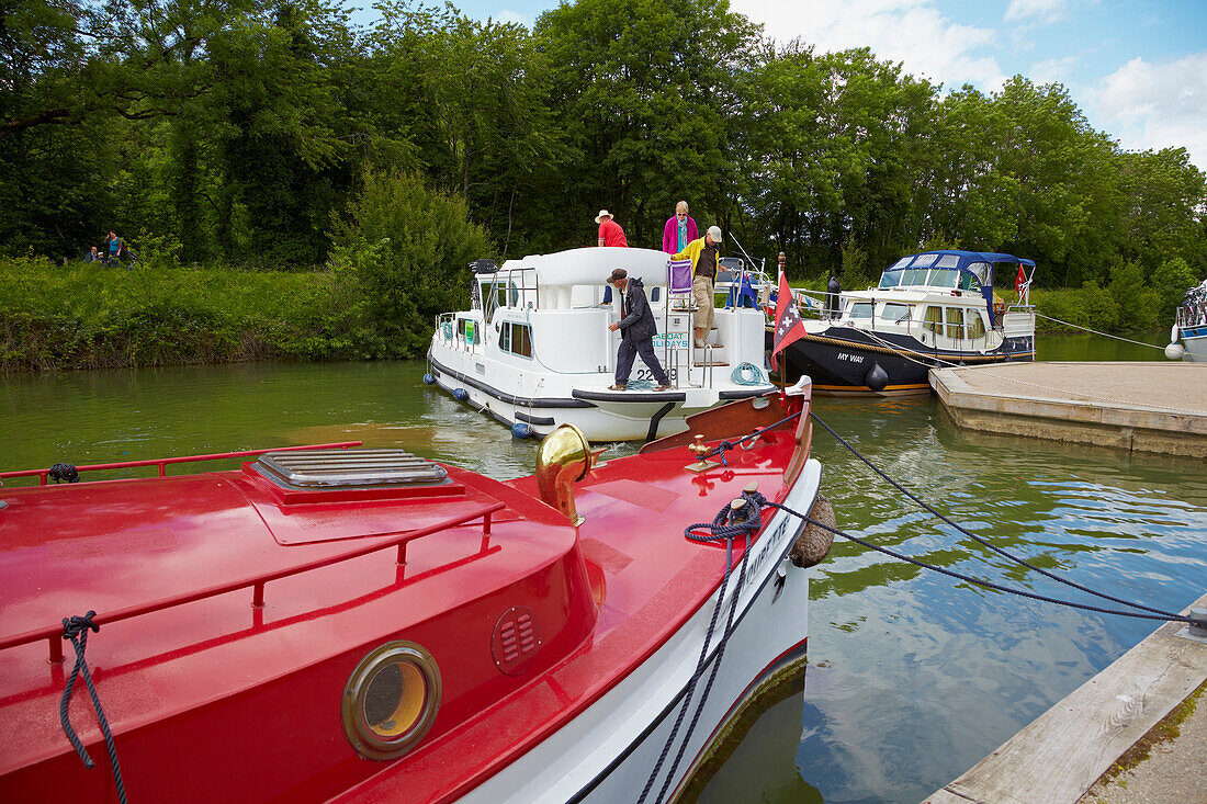 Hausboot auf dem Wasserweg Doubs-Rhein-Rhone-Kanal, Port de Plaisance, Baume-les Dames, PK 110, Doubs, Region Franche-Comte, Frankreich, Europa