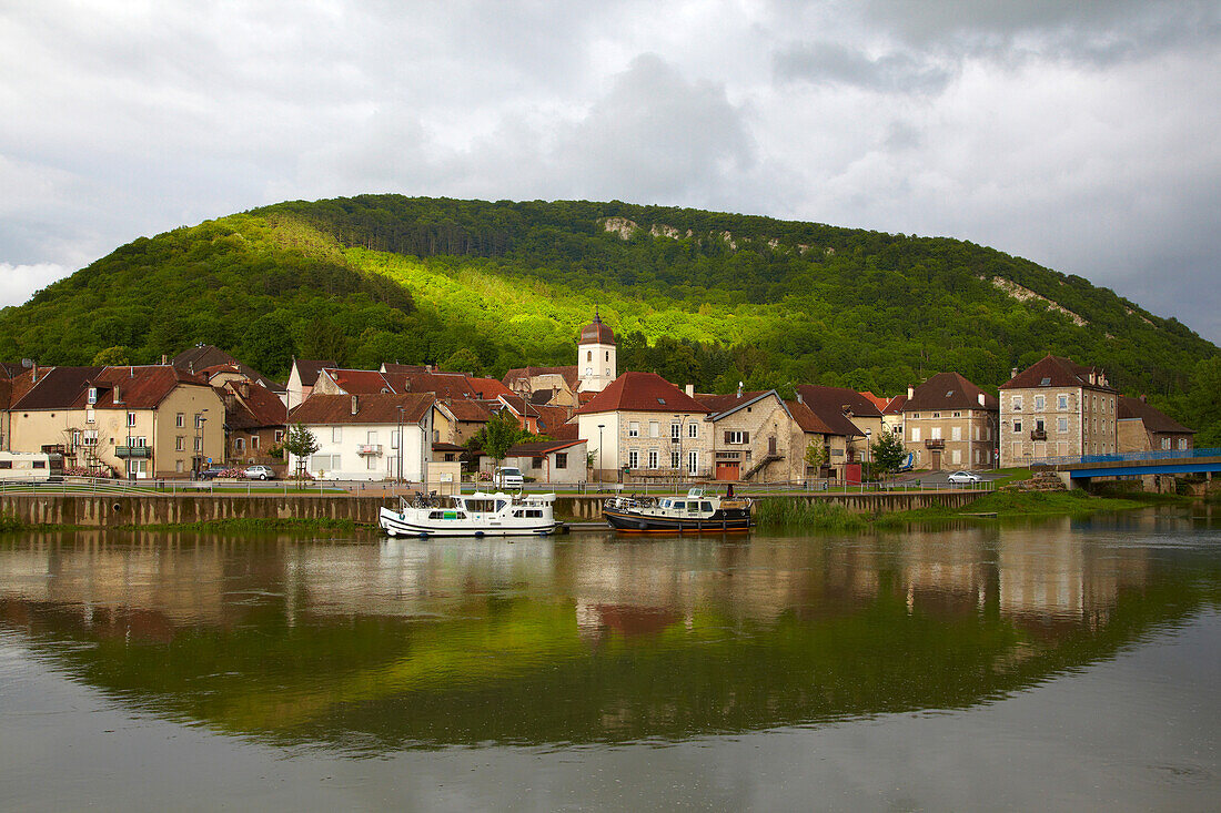 Houseboat in the Doubs-Rhine-Rhone-channel at Clerval, PK 127, Doubs, Region Franche-Comte, France, Europe
