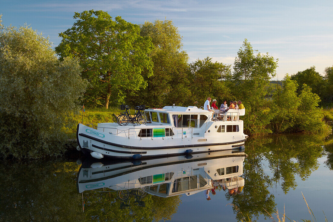 Hausboot auf dem Wasserweg Doubs-Rhein-Rhone-Kanal bei Schleuse 48 Chalèze, Doubs, Region Franche-Comte, Frankreich, Europa