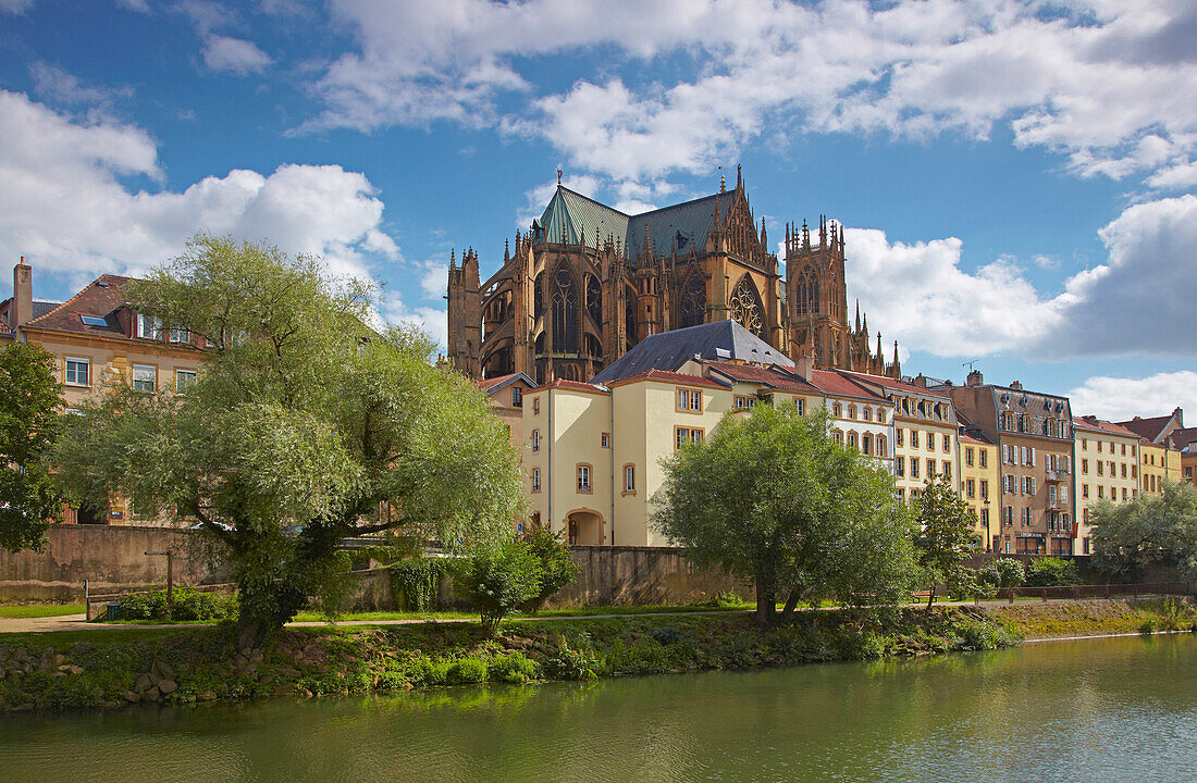 River Mosel and Saint Etienne Cathedral, Metz, Moselle, Region Alsace Lorraine, France, Europe