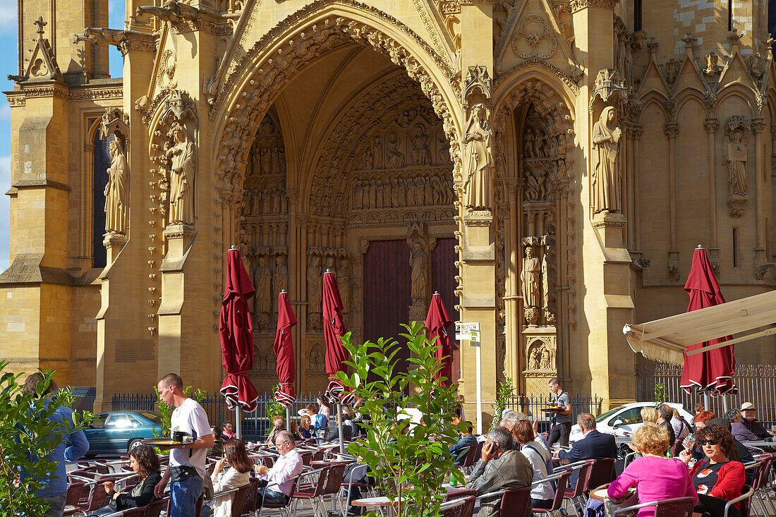 Straßencafe bei der Kathedrale Saint Etienne, Metz, Moselle, Region Alsace Lorraine, Elsass Lothringen, Frankreich, Europa