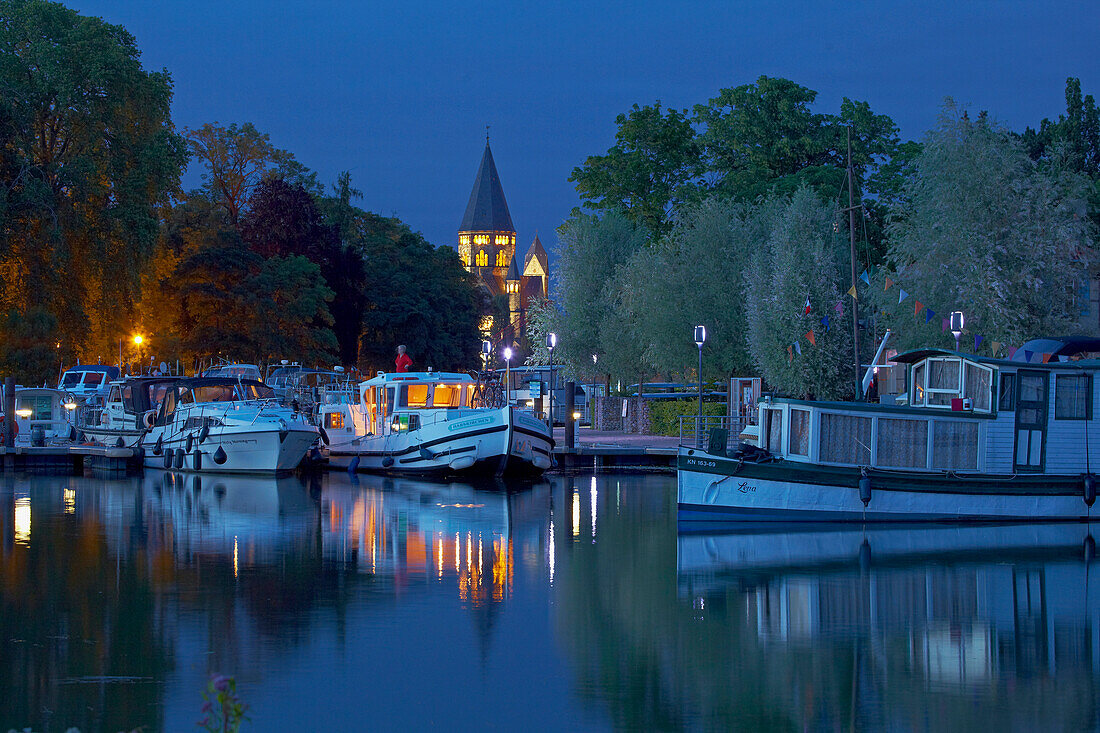 Port de Plaisance and Temple Neuf, River Mosel, Metz, Moselle, Region Alsace-Lorraine, France, Europe