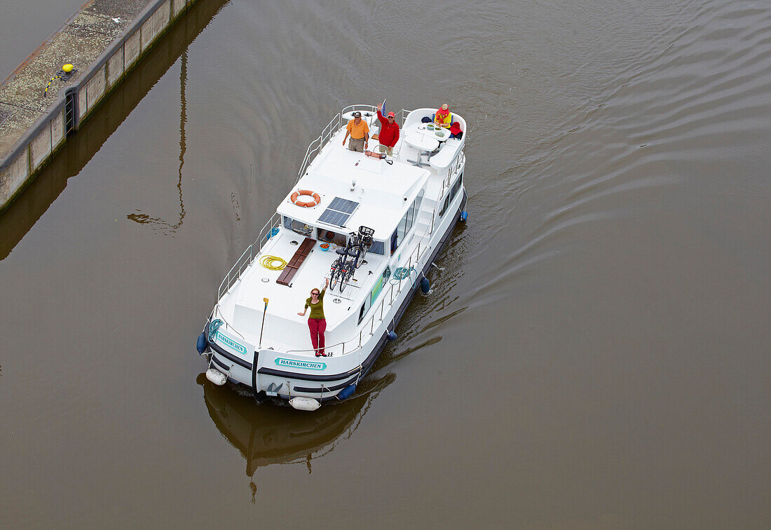 Hausboot auf der Saar bei der Schleuse Kanzem, Rheinland-Pfalz, Deutschland, Europa