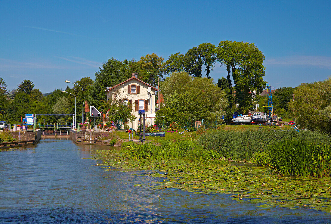 Mit dem Hausboot auf dem Saarkanal an der Schleuse 28 in Sarreguemines, Canal des Houilleres de la Sarre, Moselle, Region Alsace Lorraine, Elsass Lothringen, Frankreich, Europa