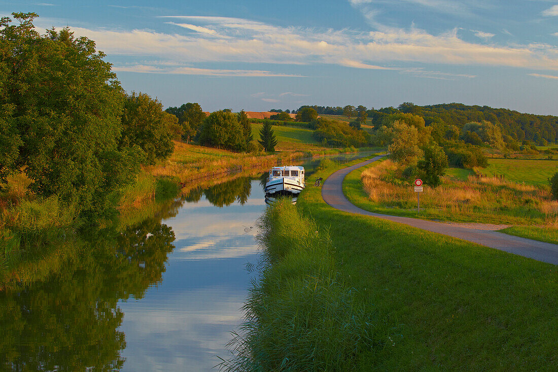 Houseboat on the Canal des Houillères de la Sarre near Harskirchen, Bas Rhin, Region Alsace Lorraine, France, Europe
