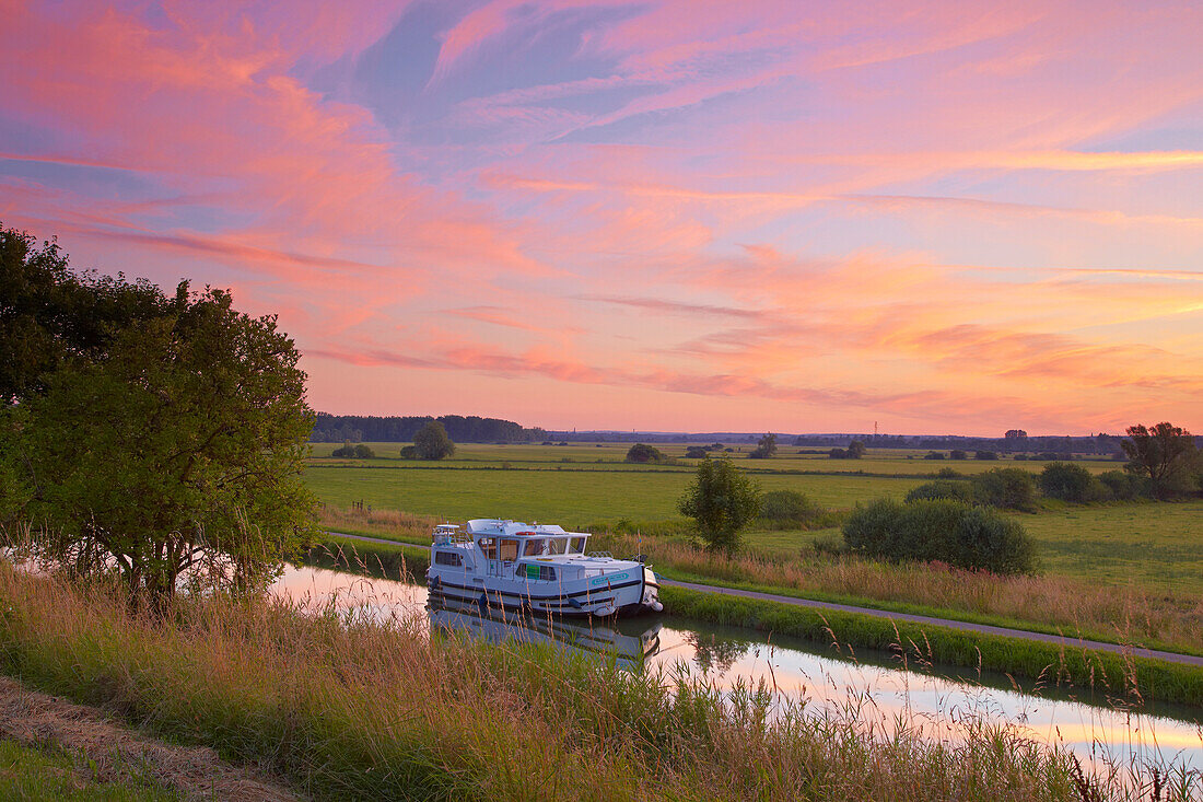 Hausboot auf dem Saarkanal bei Harskirchen, Morgenrot, Canal des Houillères de la Sarre, Bas Rhin, Region Alsace Lorraine, Elsaß Lothringen, Frankreich, Europa