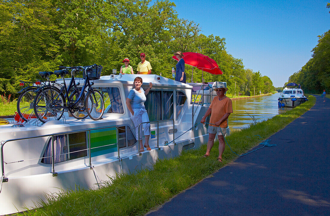 Houseboat on the Canal des Houillères de la Sarre near Lock 1, Moselle, Region Alsace Lorraine, France, Europe