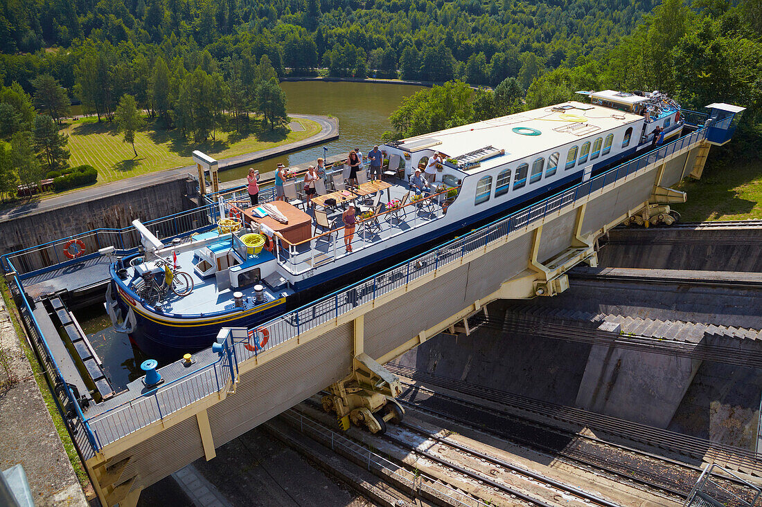 Hausboot im Schiffshebewerk, 44,656m, Rhein Marne Kanal, bei Arzviller, Plan incline de St Louis, Canal de la Marne au Rhin, Hausboot, Moselle, Region Alsace Lorraine, Elsass Lothringen, Frankreich, Europa